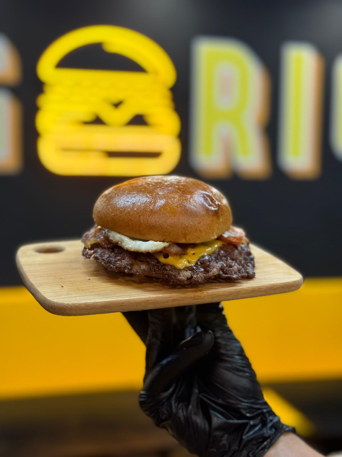Smash burger con uovo e bacon