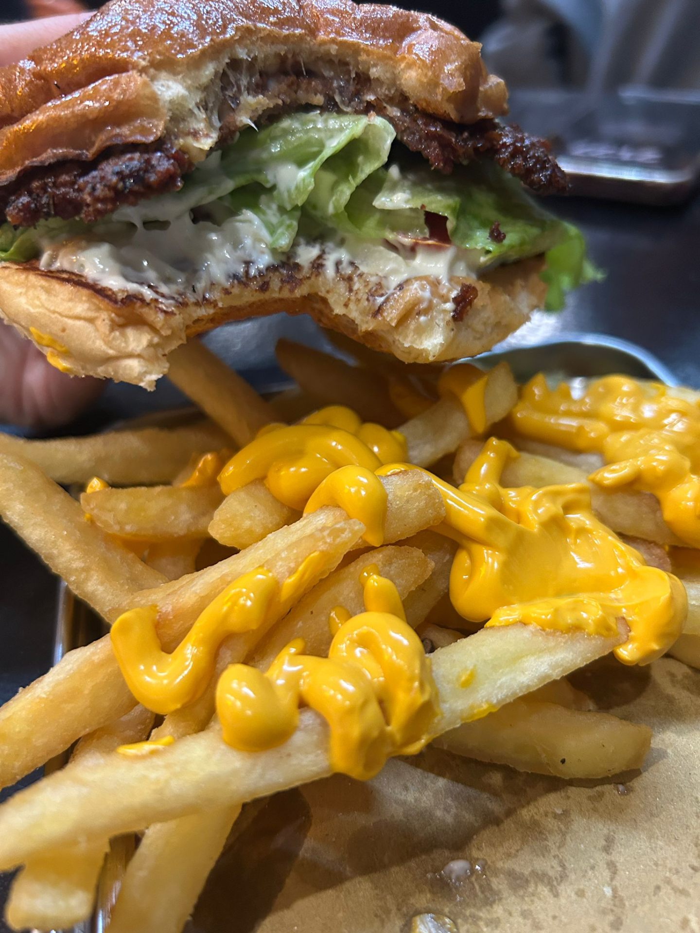 Burger con patatine al cheddar