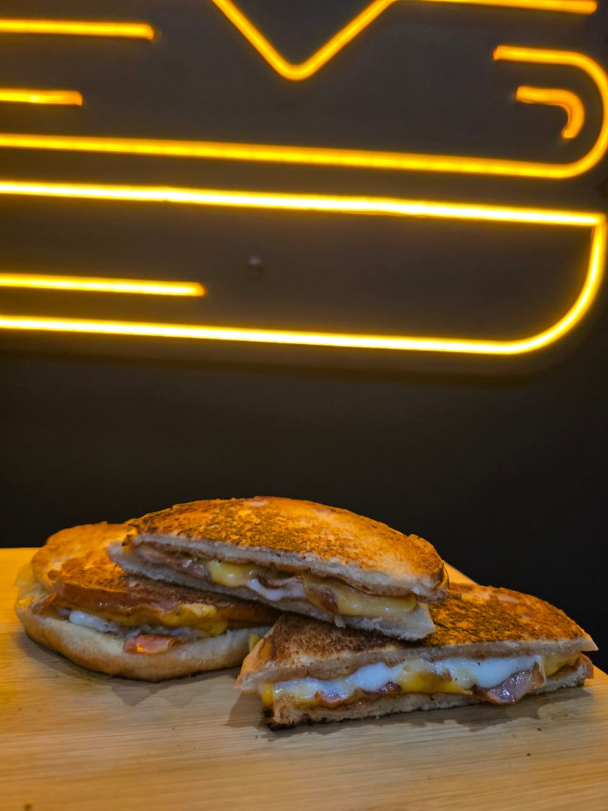 Tostado sotto insegna neon