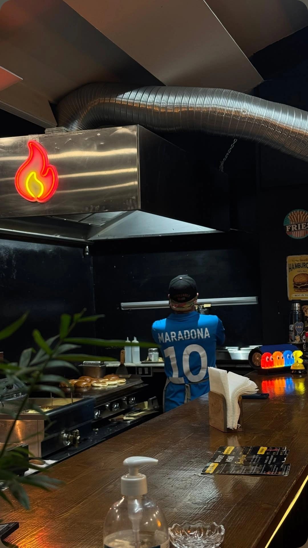 Cucina BurgOrion con maglia Maradona