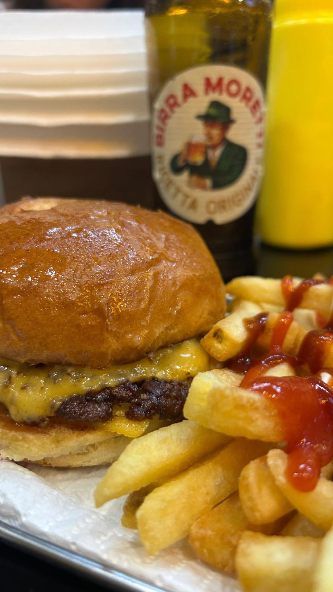 Cheeseburger con birra Moretti
