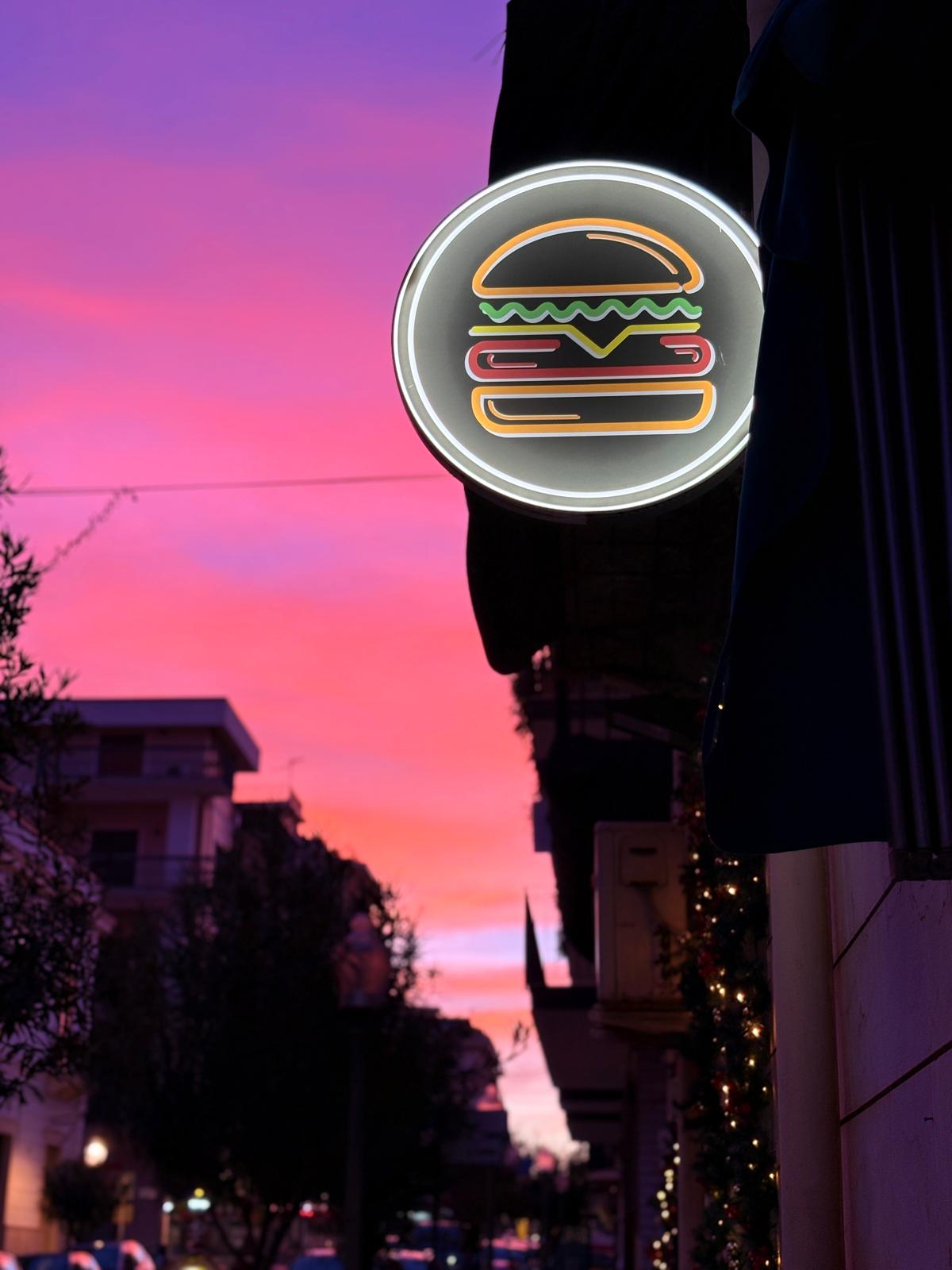 Insegna neon BurgOrion al tramonto
