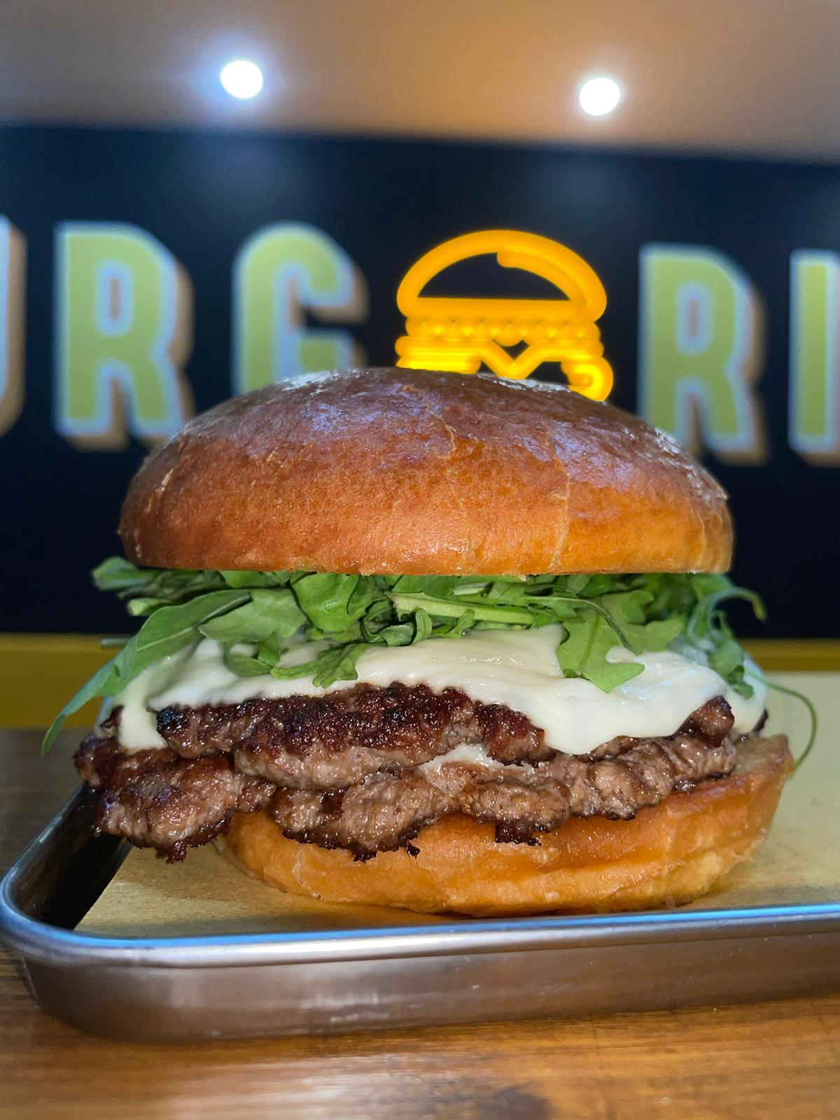 Smash burger con rucola e provola